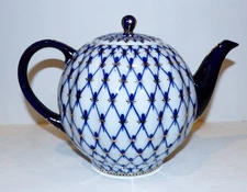 GORGEOUS LOMONOSOV RUSSIAN IMPERIAL PORCELAIN COBALT NET WITH GOLD 7 1/8" TEAPOT
