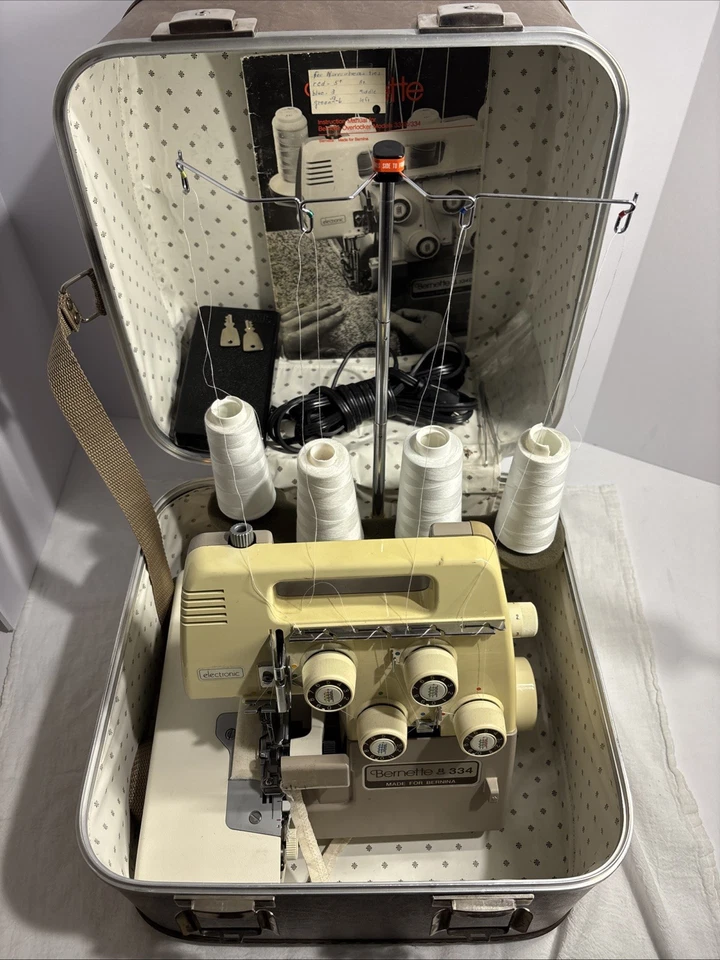 Máquina de coser electrónica Bernina Bernette 334 Serger Overlock con estuche, probada Foto 2 de 4