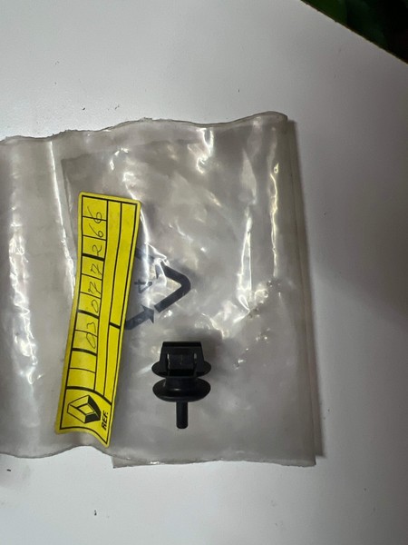 7703077266 Clip, tapacubos RENAULT
