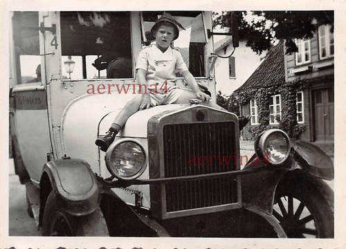 Junge auf Motorhaube auf alten Omnibus