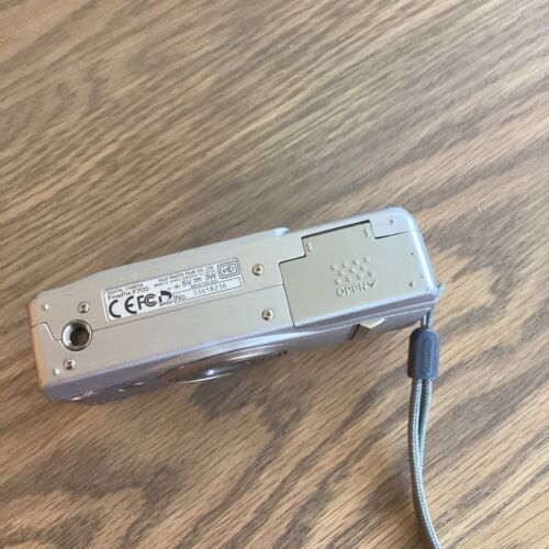 FUJIFILM FinePix F700 Sliver Color Compact Digital Camera. Tested. Camera Only - Picture 4 of 5
