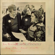 1986 Press Photo Jim Barnett, Wife Marilyn and Cathy Allen Discuss Results
