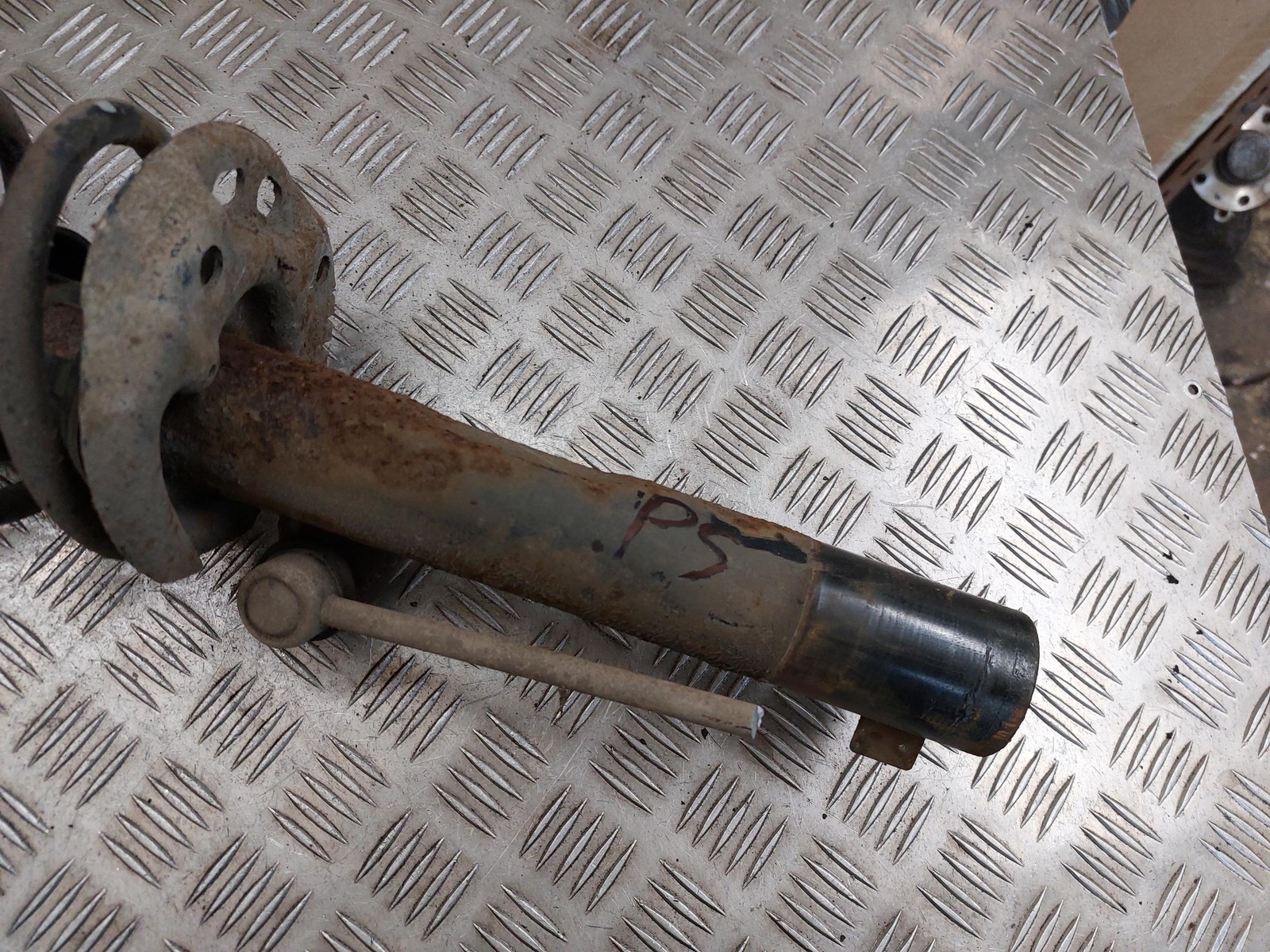 VOLKSWAGEN VW GOLF MK5 PASSENGER LEFT FRONT SUSPENSION STRUT LEG 2004