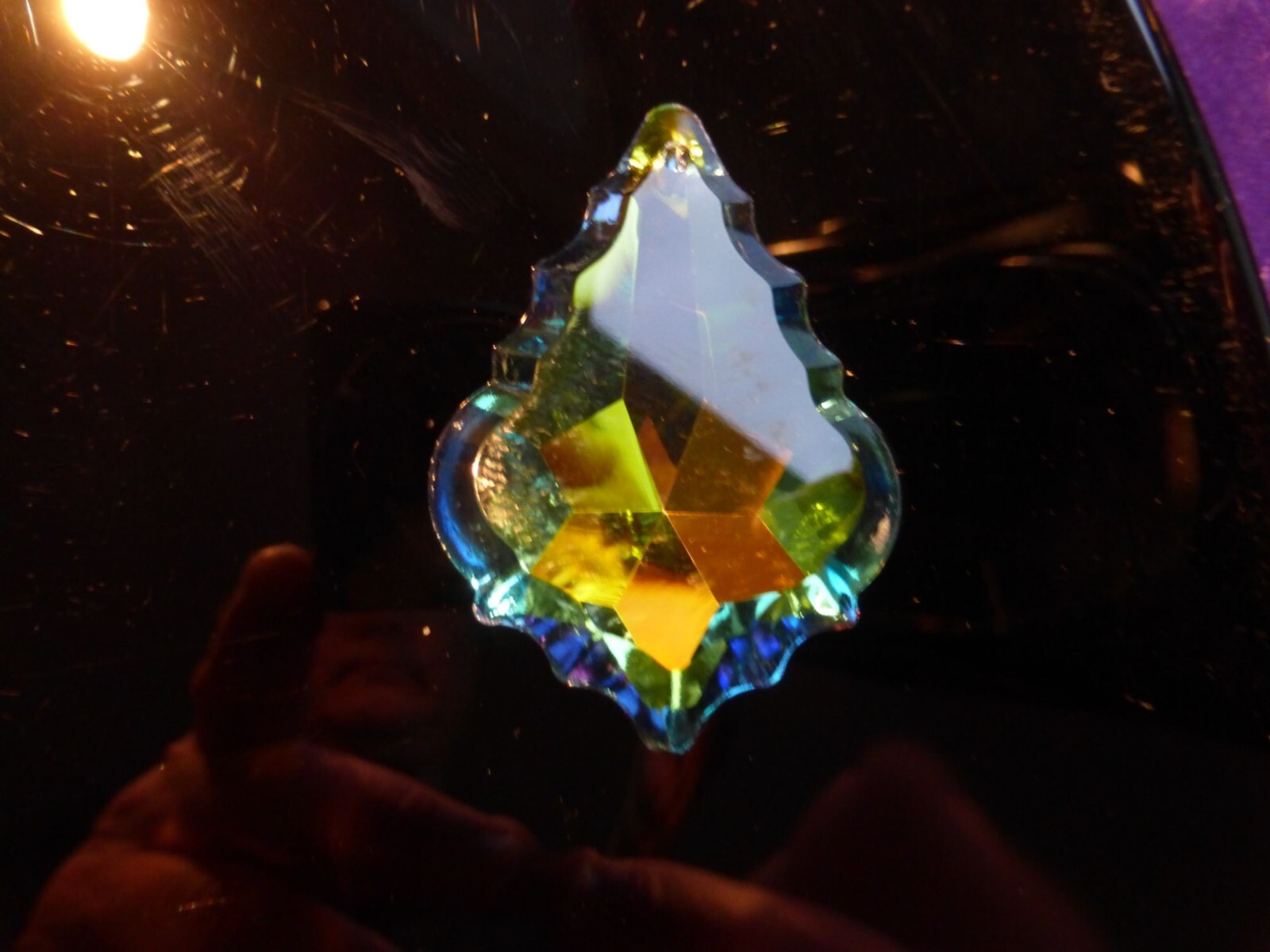 Pendentif en cristal bleu violet de 5 cm pour sublimer vos tenues de soirée chic