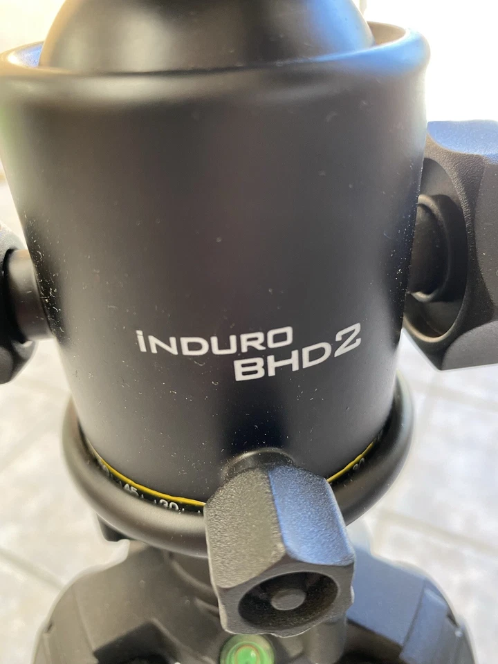 Trípode de carbono Induro CT-213 8x con rótula Induro BHD2 Foto 2 de 4