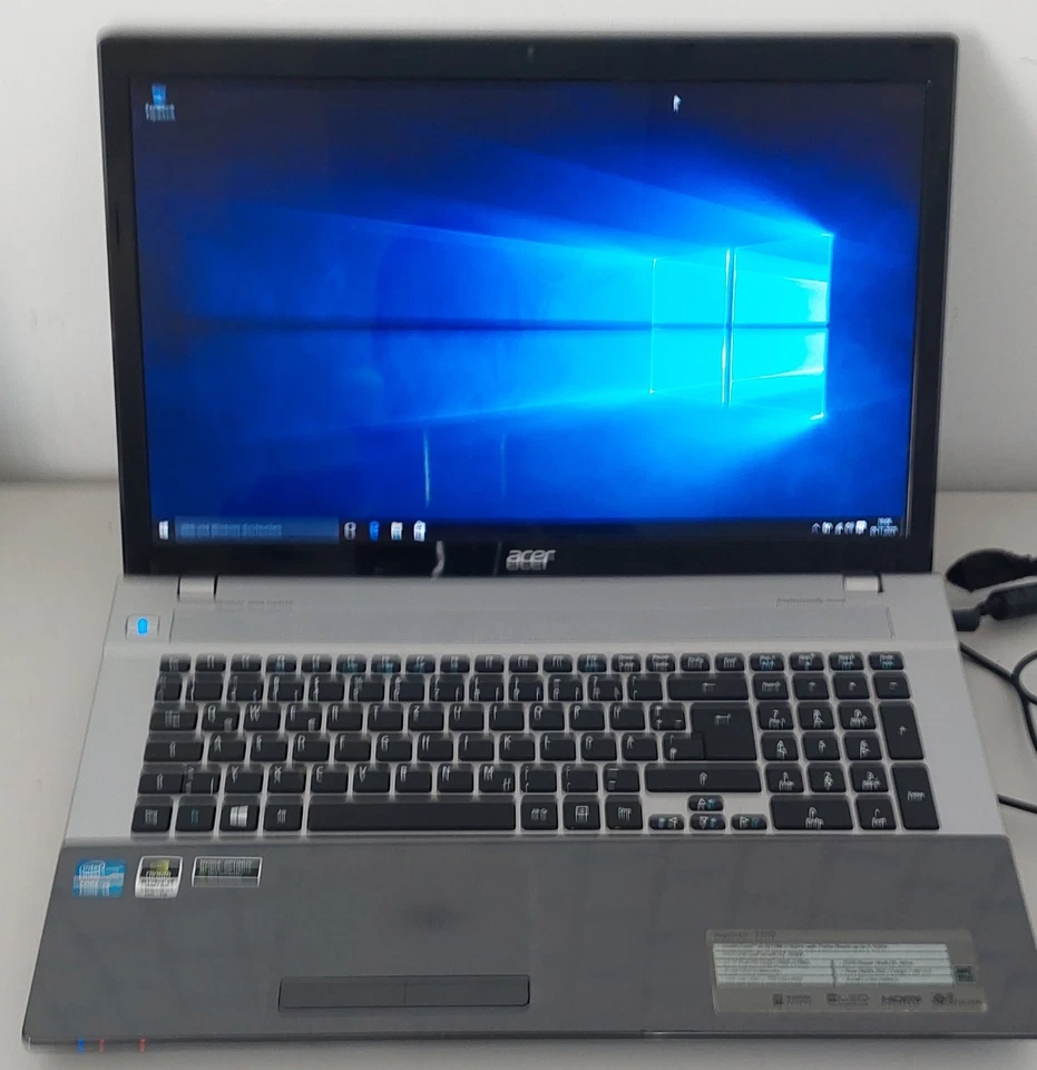 Acer V3-771g/17,3 / 120SSD/750HDD/2GB Grafik/8GB RAM