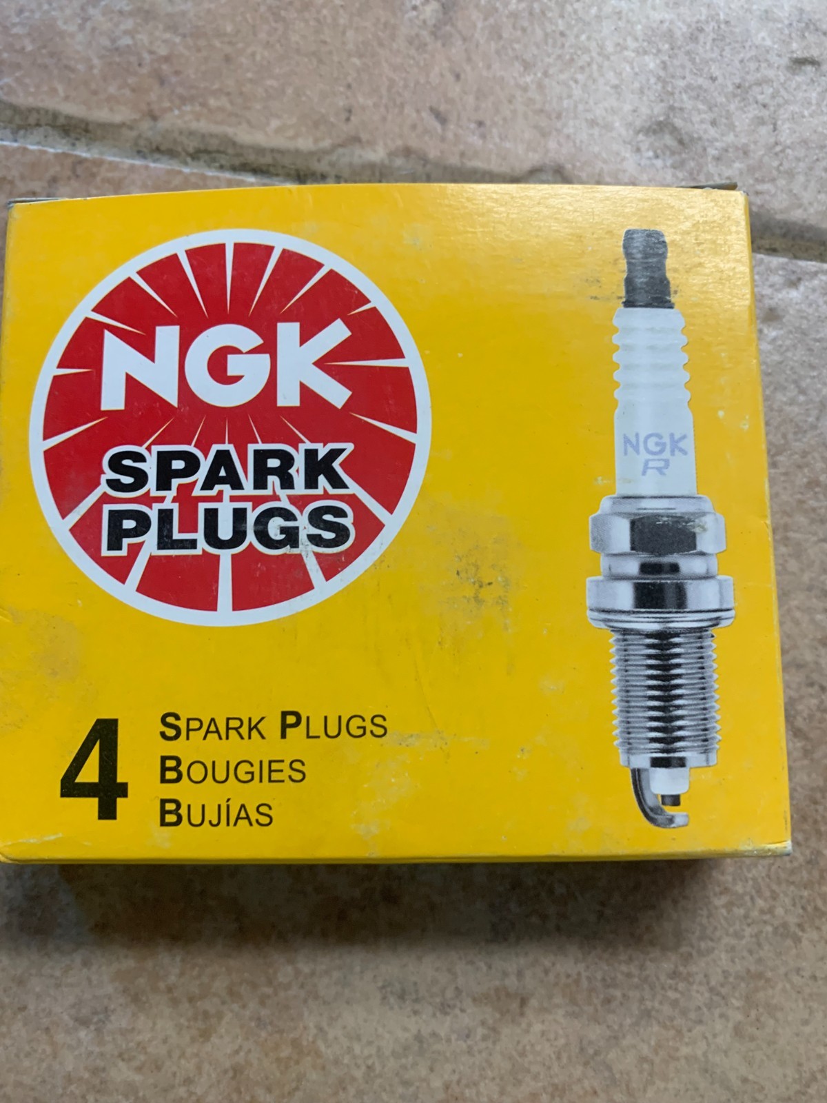 SET OF 4 NEW NGK SPARK PLUGS BR9ES  2611