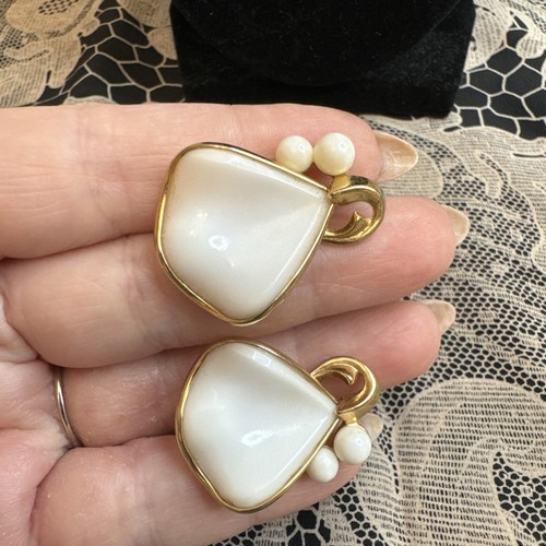 Rare Vintage Crown Trifari Hand Poured Milk Glass Clip On Earrings Gold Tone - Picture 3 of 11