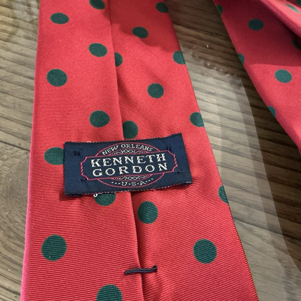 Corbata de seda Kenneth Gordon punto rojo impresa a mano en Italia corbata para hombre cosida a mano EE. UU. Foto 2 de 4