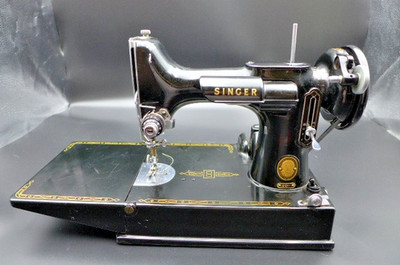 SINGER FEATHERWEIGHT 221 TRAVEL SEWING MACHINE VERY CLEAN CASE EXTRAS +++ WORKS