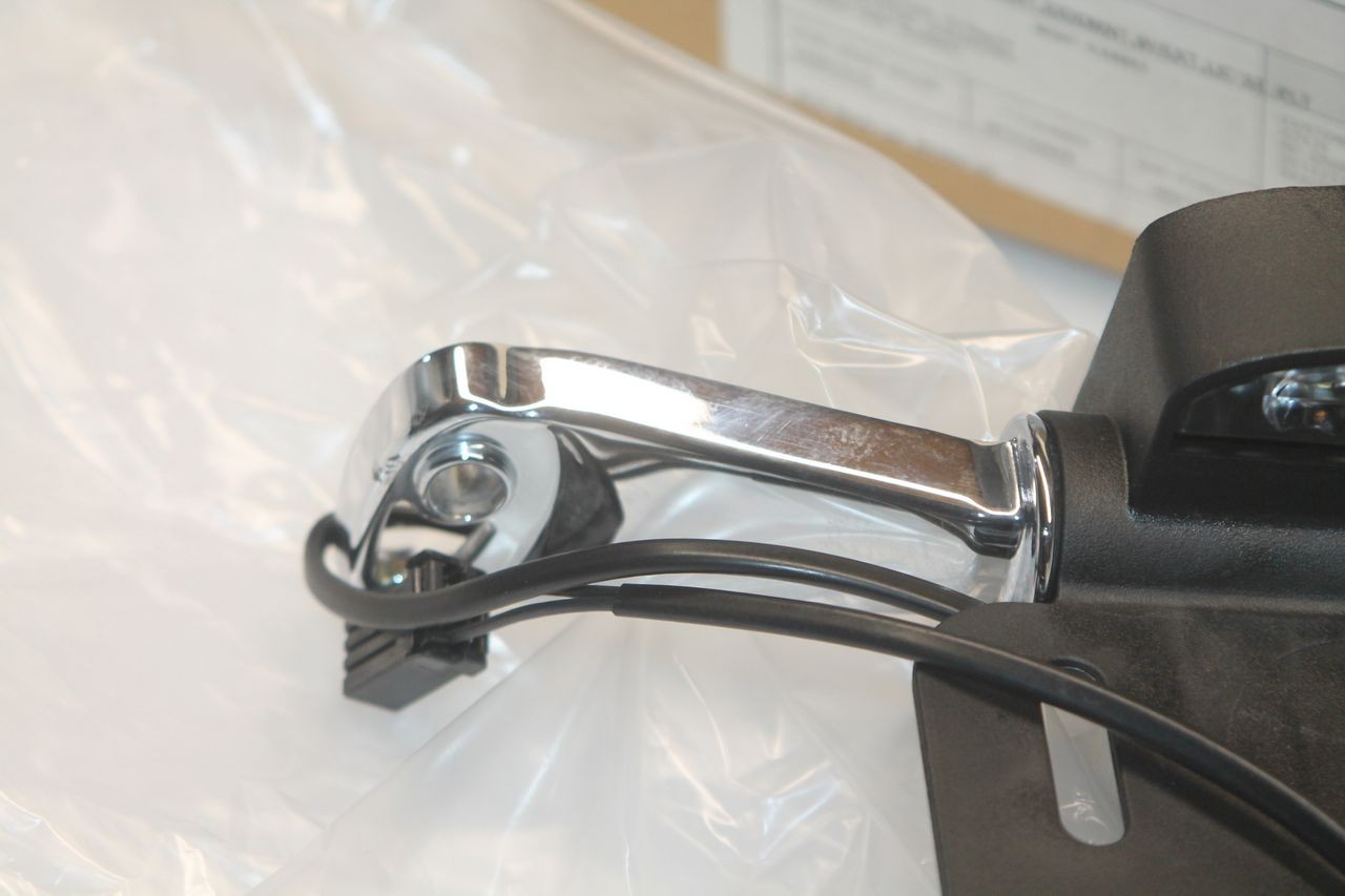 Support de plaque latéral chromé pour Harley Davidson Dyna réf 67900121