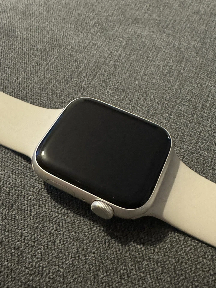 Apple Watch SE GPS 44mm Gold Aluminium Case Starlight Sport Band Regular, photo 4 of 5