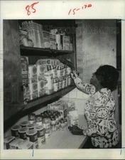 1980 Press Photo Tommie Elder shelves food at Houston Metro Ministries pantry