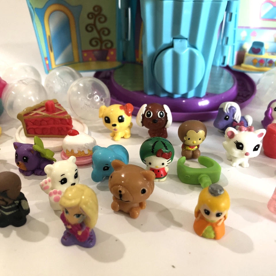 Dispensador Squinkies Cupcake Surprize Bake Shop con Squinkies Hello Kitty Sandy Foto 4 de 4