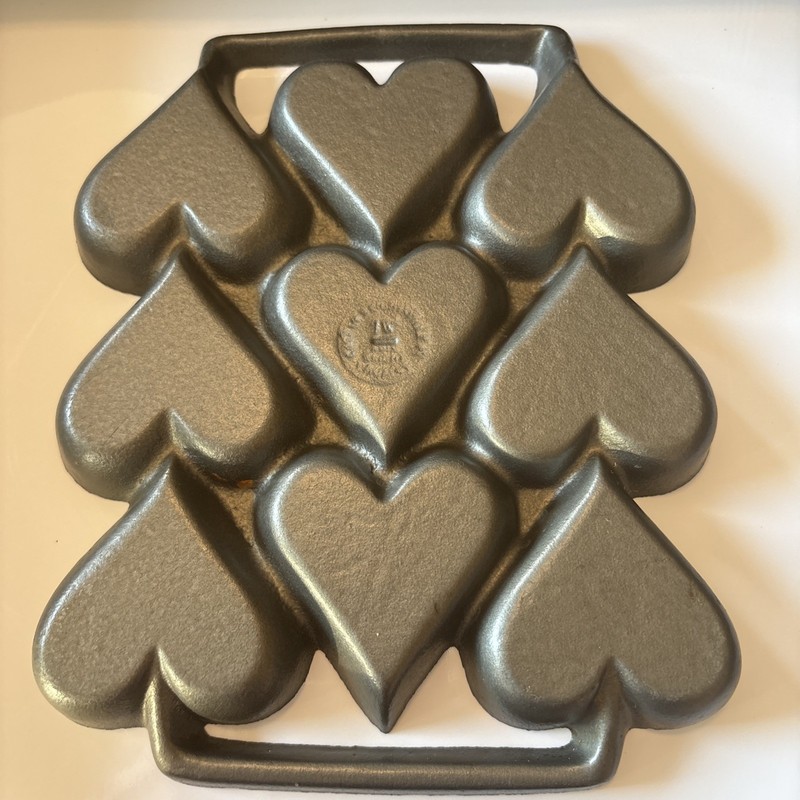 Cast Iron Heart Shaped Pan Makes 9 Cakes/Muffins At Once New - No Box