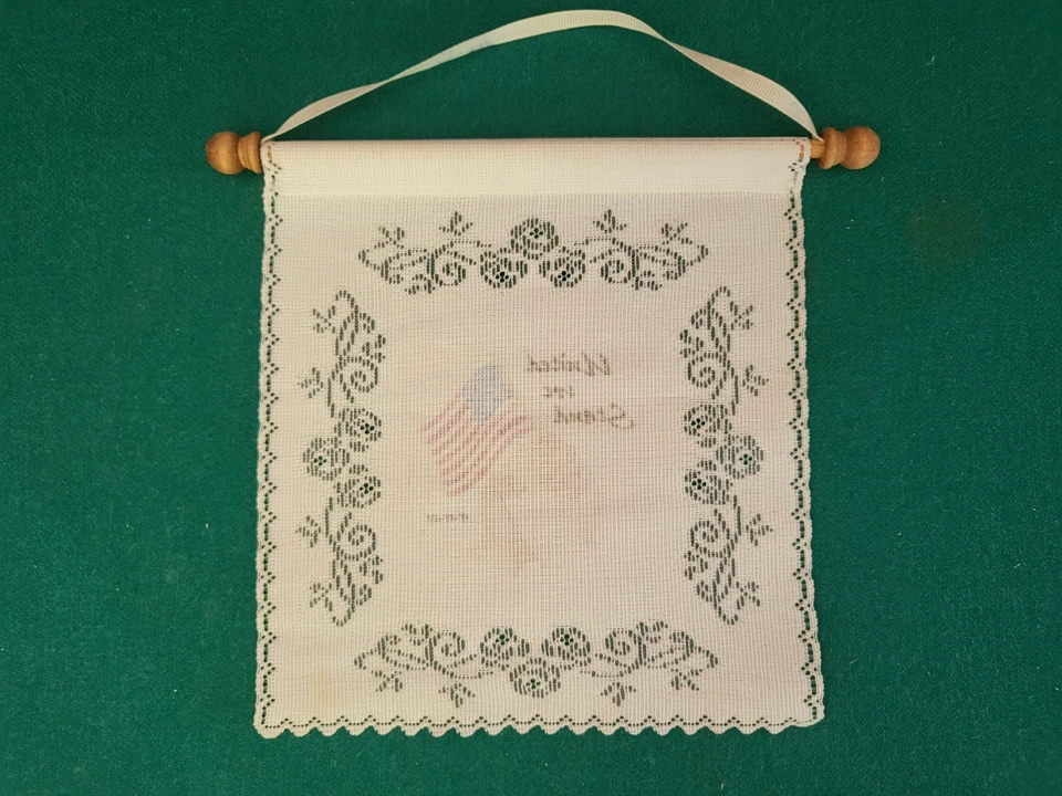 Bandera de encaje blanca de colección bandera de EE. UU. “Unidos estamos” manos juntas 9-11-01 Foto 3 de 4