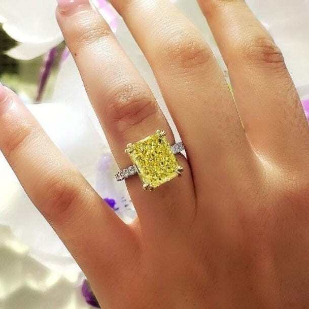 Anillo de compromiso halo oculto de dos tonos amarillo canario corte radiante de 6,50 quilates.