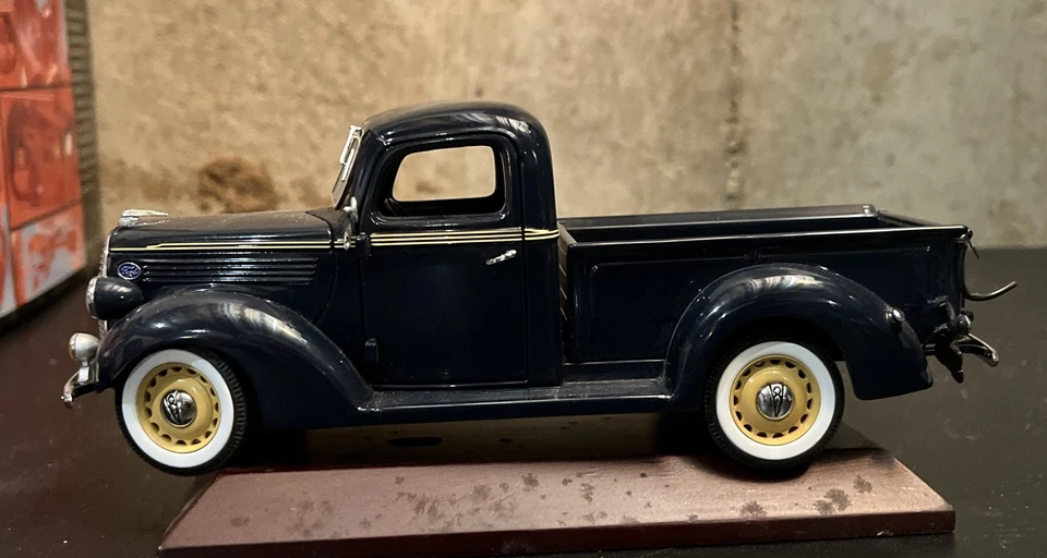 1/24 丹伯里完好 1938 年福特皮卡车深蓝色完好 — 第 2/4 张图片