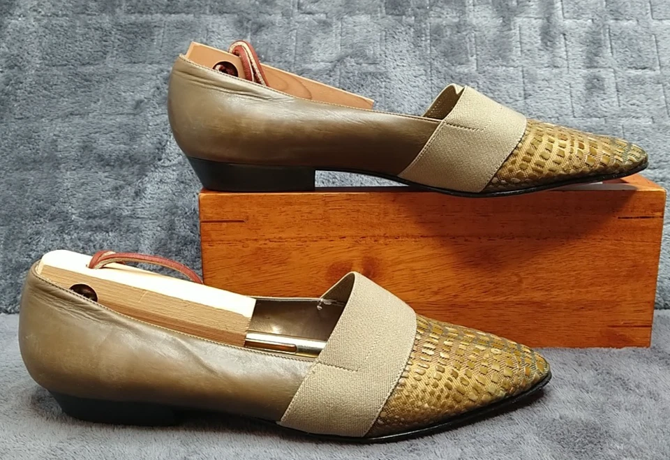 Zapatos planos de ballet Vaneli para mujer de cuero con estampado de serpiente de cocodrilo verde oliva 7,5 m Foto 2 de 4