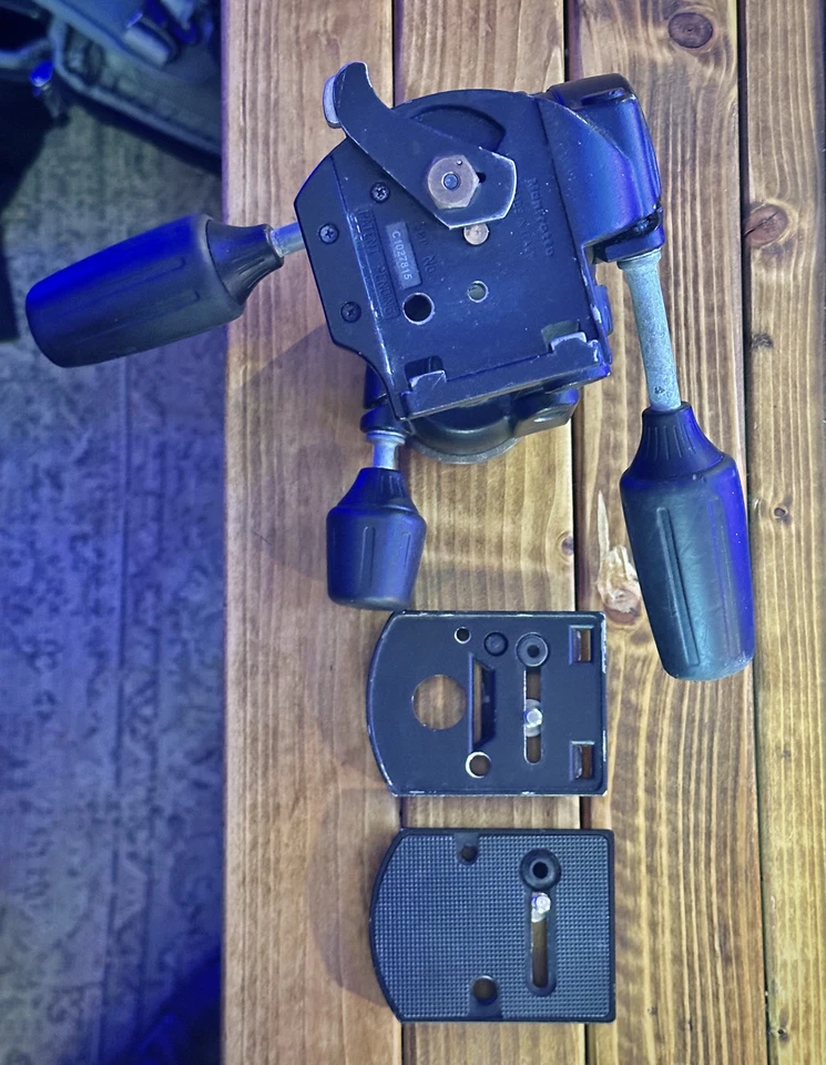 Good Condition Manfrotto 808RC4 3-Way Tripod Head + 2X 410PL Plates - Image 4 of 4