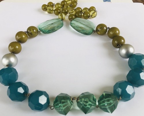 Vintage faceted beaded statement multi colored necklace 32 inches in length - Picture 5 of 6