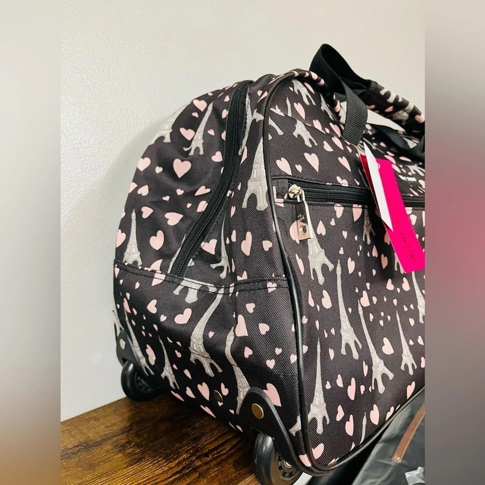 Bolso de Lona Betsey Johnson Chic Parisino Rodante - Corazones y Torres Eiffel Foto 3 de 4