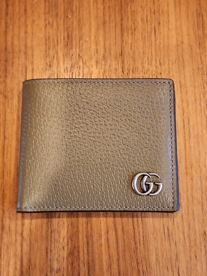 $595 BRAND-NEW IN BOX Gucci Men's Leather GG Logo Bi Fold 6