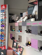 arredamento hi-tech usato per negozio ottica. Inox. cristal, grey&fucsia. Da ved