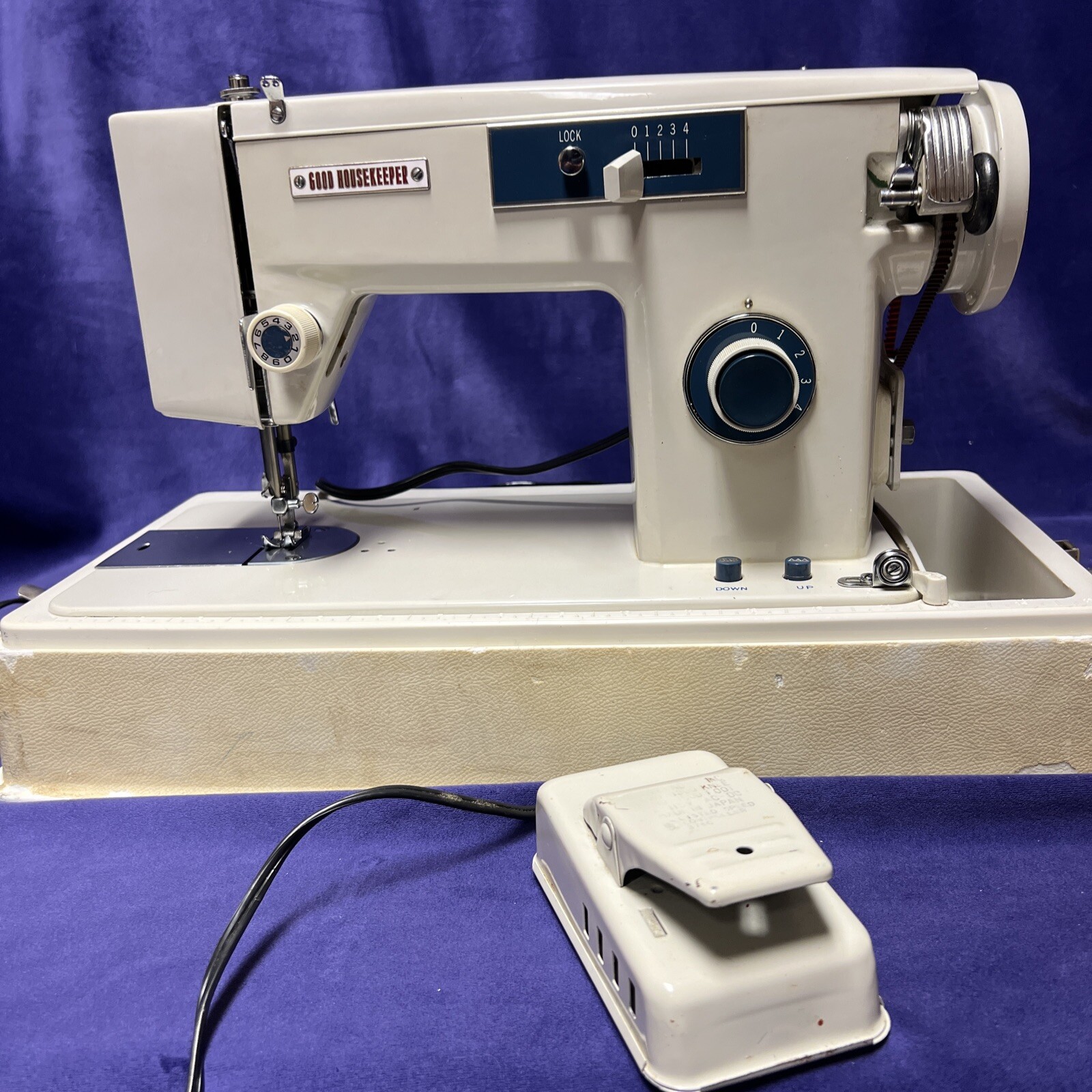 Vintage Good Housekeeper Sewing Machine W/ Case And Pedal Model K55 eBay