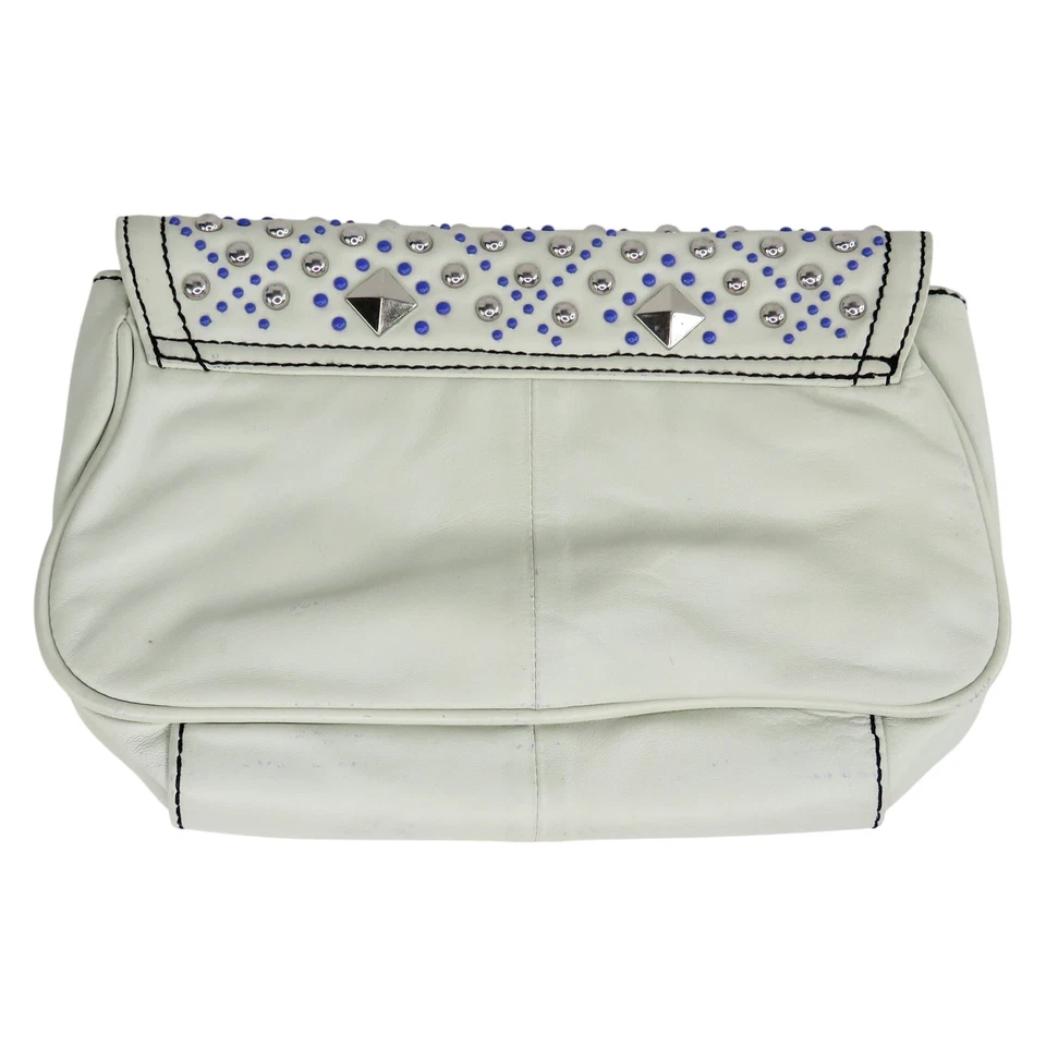 Bolso clutch Betsey Johnson de cuero blanco plateado con tachuelas Foto 3 de 4