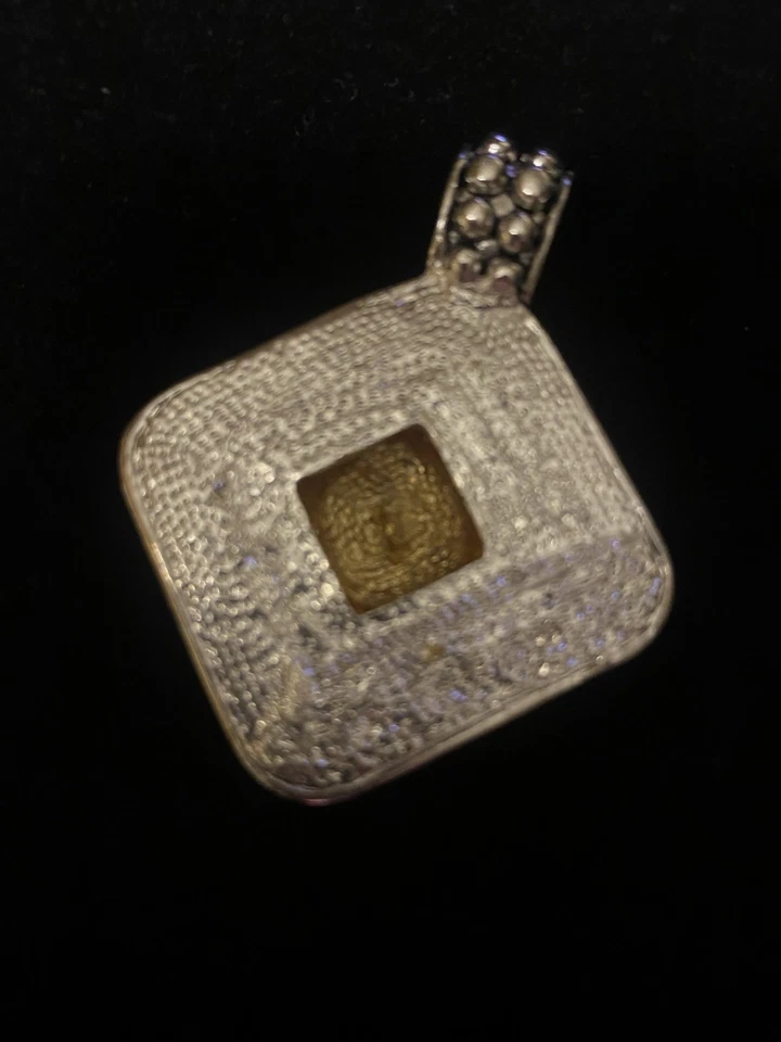 Pingente em forma de M de diamante enfeitado em tom de prata e ouro - Imagem 4 de 4