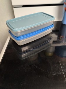 Rubbermaid Servin Saver #5 Rectangle 4 Cup Blue Lid And A Similar No Brand