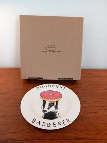 JIMBOBBART PLATE, DOUGHNUT BADGER , 20.5CMS DIAMETER, BOXED