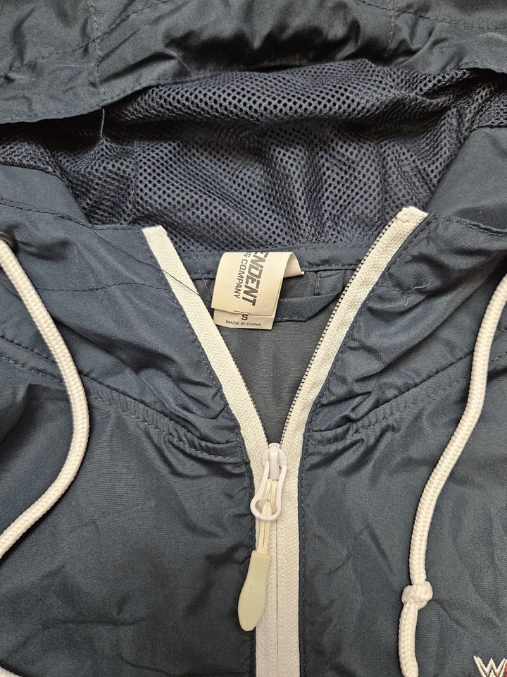 Jaqueta promocional WWE 2K Battlegrounds corta-vento zíper completo tamanho pequeno masculina - Imagem 3 de 4