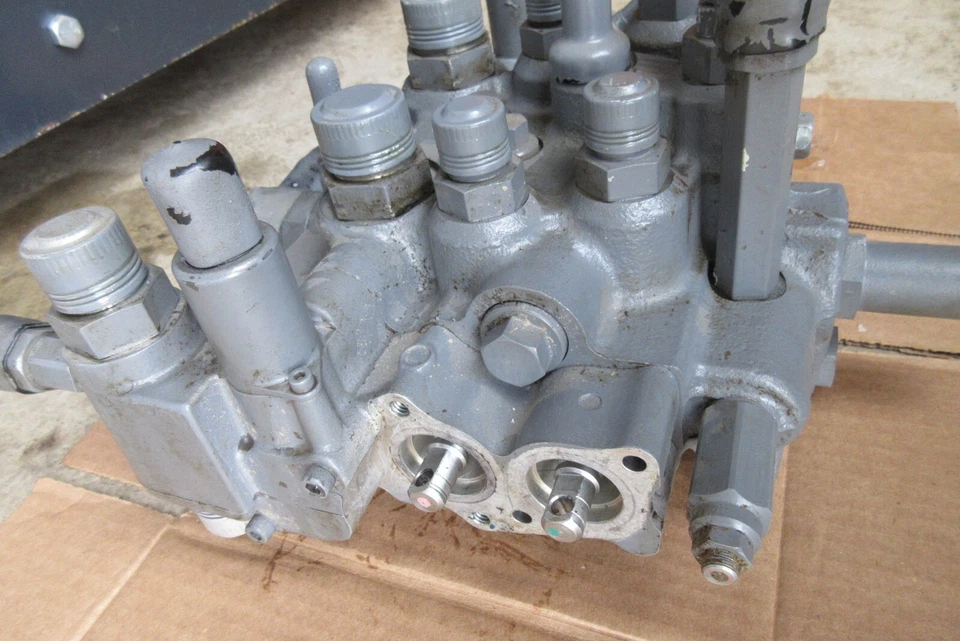 Válvula Bobcat 7419314, OEM usada un par de horas, retirada incorrecta, flujo estándar Foto 2 de 4