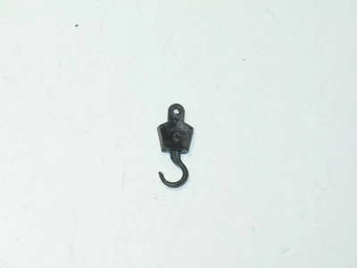 DINKY TOYS, petit crochet en PLASTIQUE NOIR grue dépannage militaire R161 - Photo 1/2