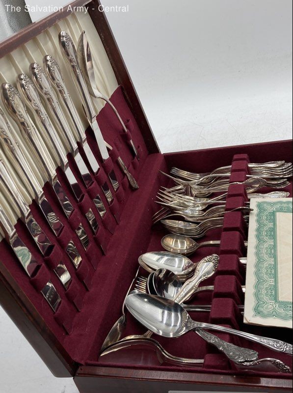 Vintage Wm. Rogers Silver-Plated Cutlery Flatware Set With Wooden Storage Box