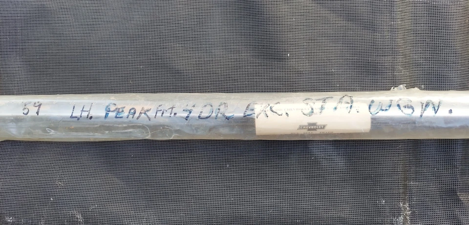 1959 Chevrolet Biscayne Driver Side Peak Molding Foto 4 de 4