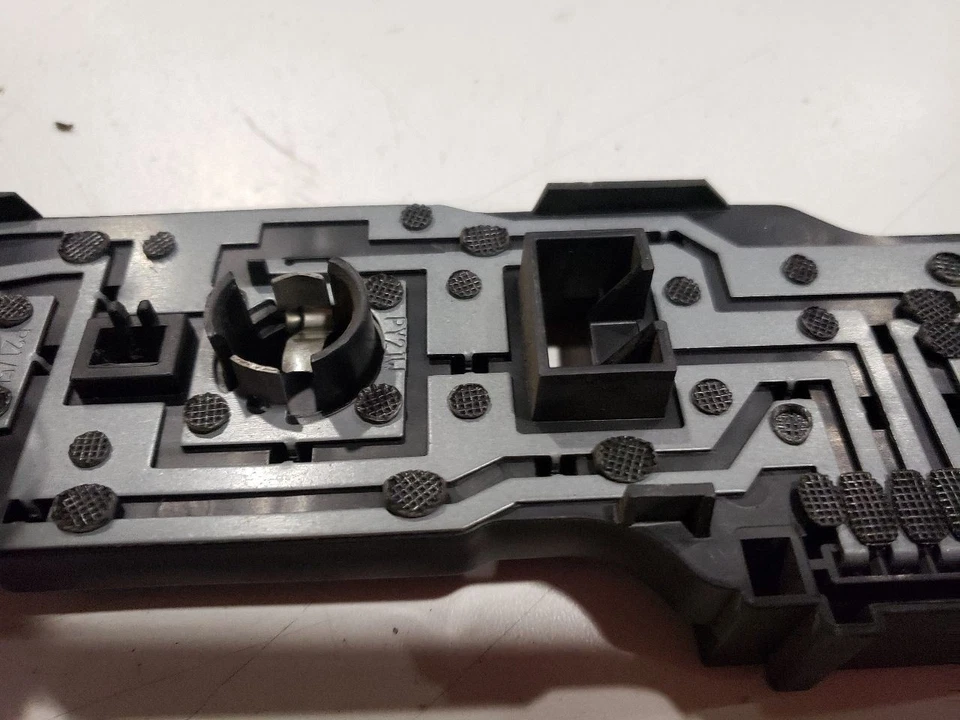 Soporte bombilla trasera izquierda A4518200564 - 2011 Smart Fortwo Brabus Conv - 08-16 Foto 3 de 4