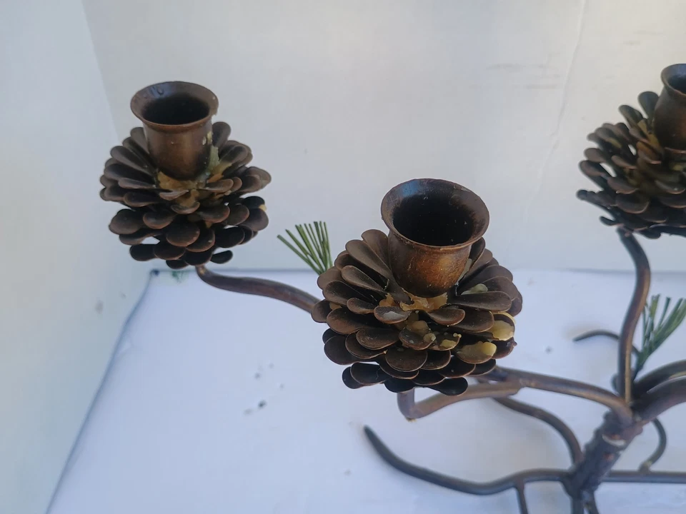 Candelabro de 6 velas cónicas de piña de hierro decoración de vacaciones de otoño soporte acabado bronce Foto 2 de 4