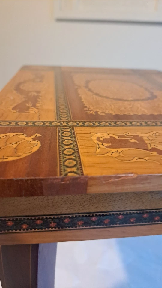 Petite table musicale Florentine rectangulaire en bois marqueté avec sa clé - Photo 4/4