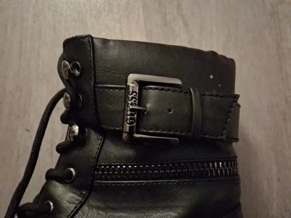 ¿Adivina? Botas de Combate Los Angeles Cremallera Lateral Hebilla Con Cordones Con Logo Talla 6M Negras Foto 3 de 3