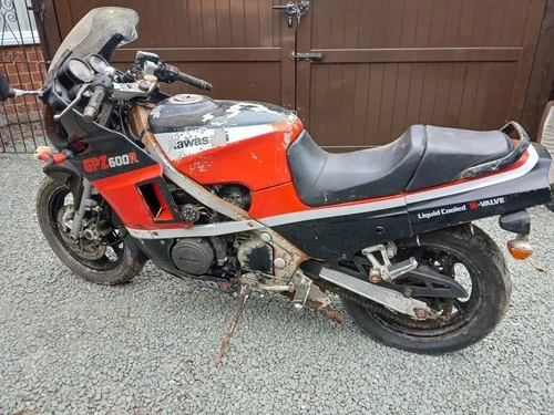 Kawasaki GPZ 600r gpz600 spares or repair project - Picture 1 of 9