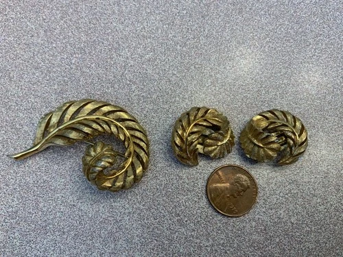 Vintage costume gold tone jewelry set designer Jomaz brooch and earrings leaf