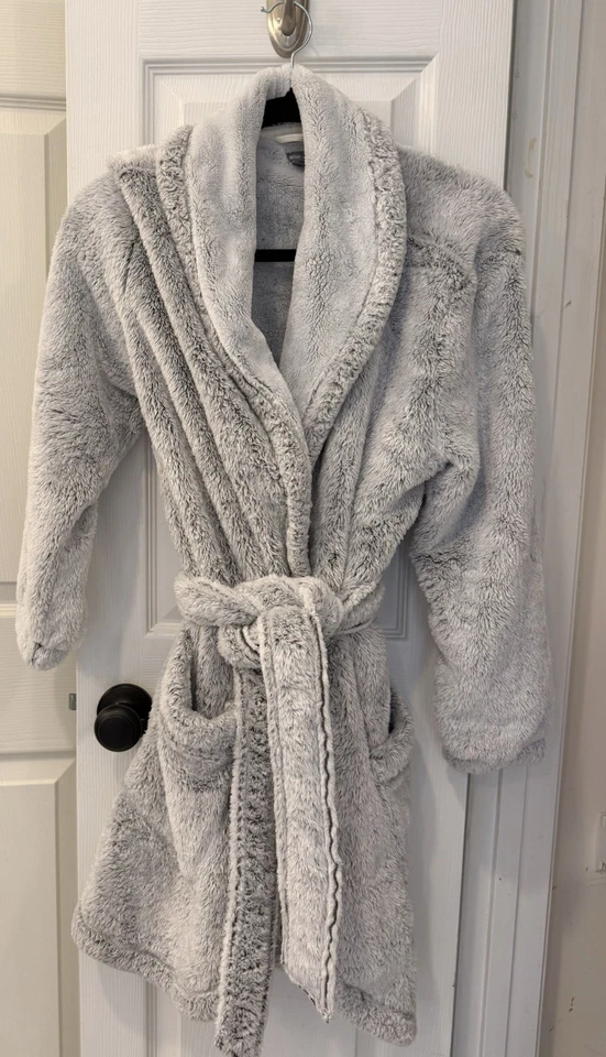 Roupão feminino Aerie tamanho médio cinza de pelúcia com cinto e bolsos macio aconchegante - Imagem 2 de 4