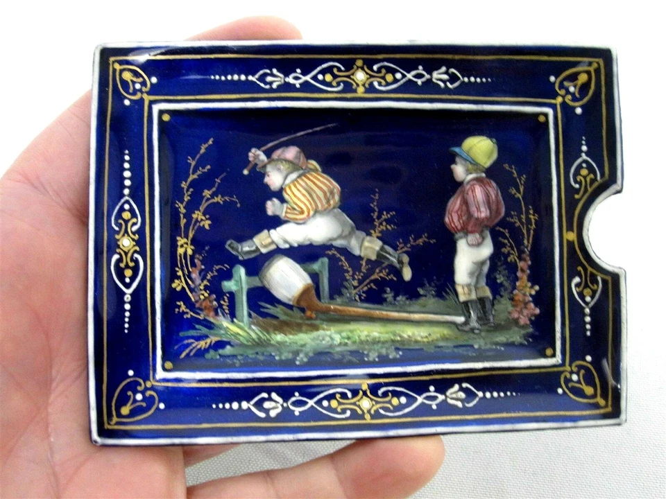 ANTIGUO ESMALTE SOBRE COBRE JINETES ECUESTRES VALLA DE SALTO ~ AZUL COBALTO H/PINTADO Foto 4 de 4