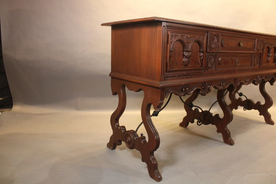 Aparador de nogal renacimiento español años 20 con caballete de hierro de Berkey & Gay Foto 3 de 4