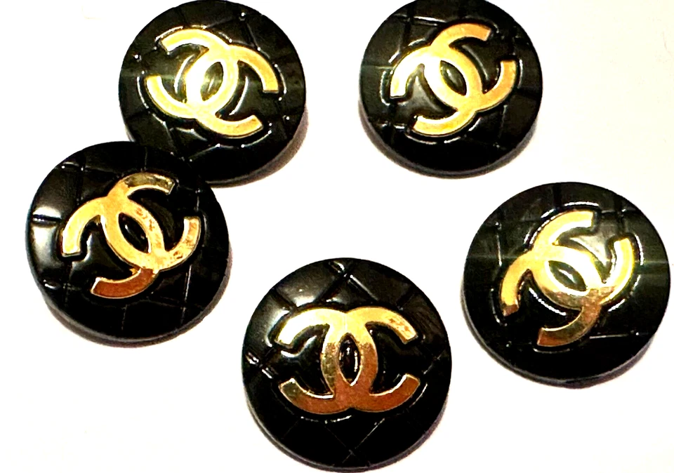 5 VINTAGE CHANEL KNÖPFE gesteppt Metalloptik schwarz & gold CC Logo, kultig, 20mm - Bild 3 von 4