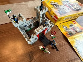 Vintage LEGO Set 6073 Knight's Castle 99.9% Complete w/ Box & Instructions