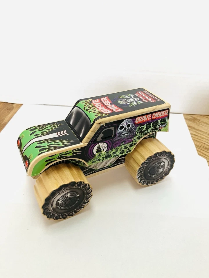 Camión de madera Grave Digger Monster Jam 2017 deportes de motor de campo desgaste menor Foto 2 de 4